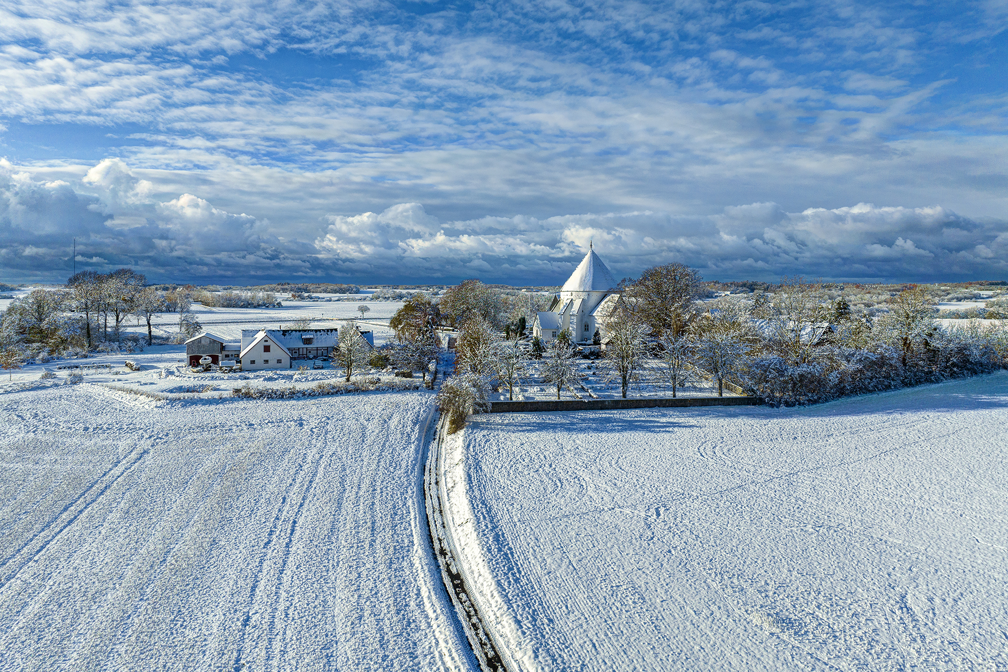 Art 21055 - Dronefoto, Østerlars Rundkirke i sne